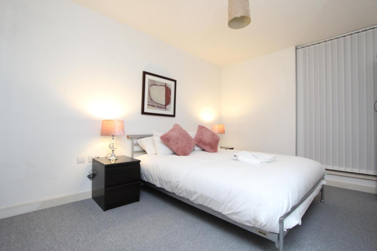 Spacious 1- Bedroom Apartment In E16 London Exterior photo